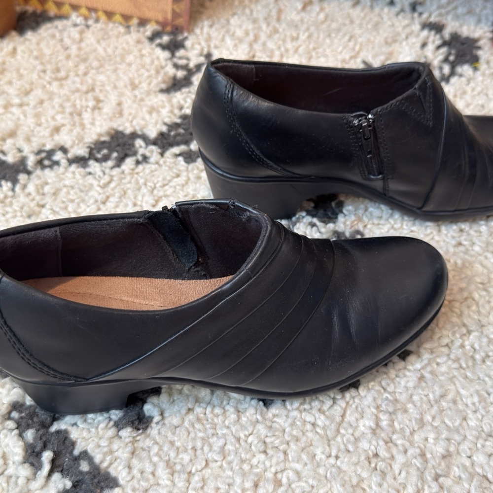 Clarks Black Leather Women’s Comfort Bootie Size 8 - Picture 3 of 6